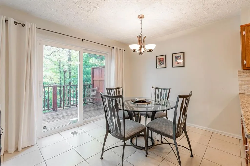 277 The South Chace, Sandy Springs, Georgia 30328, 3 Bedrooms Bedrooms, ,2 BathroomsBathrooms,Residential,Sold,277 The South Chace,7479040