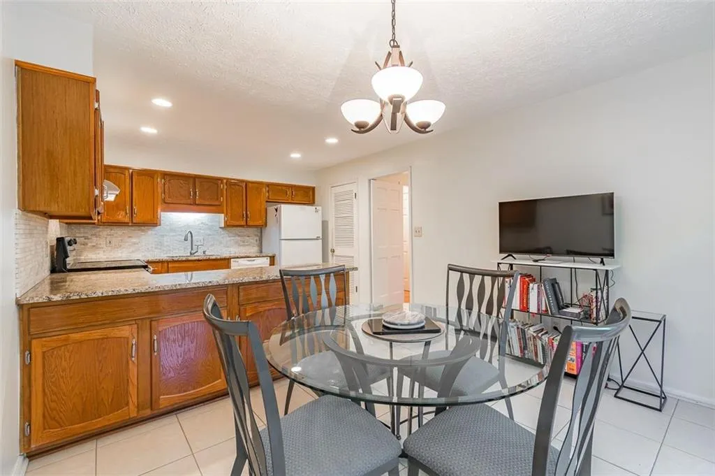 277 The South Chace, Sandy Springs, Georgia 30328, 3 Bedrooms Bedrooms, ,2 BathroomsBathrooms,Residential,Sold,277 The South Chace,7479040