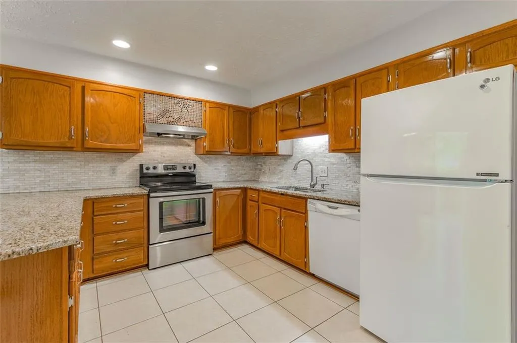 277 The South Chace, Sandy Springs, Georgia 30328, 3 Bedrooms Bedrooms, ,2 BathroomsBathrooms,Residential,Sold,277 The South Chace,7479040