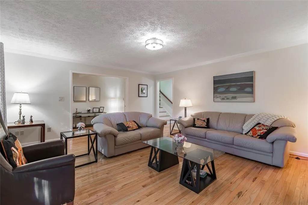 277 The South Chace, Sandy Springs, Georgia 30328, 3 Bedrooms Bedrooms, ,2 BathroomsBathrooms,Residential,Sold,277 The South Chace,7479040