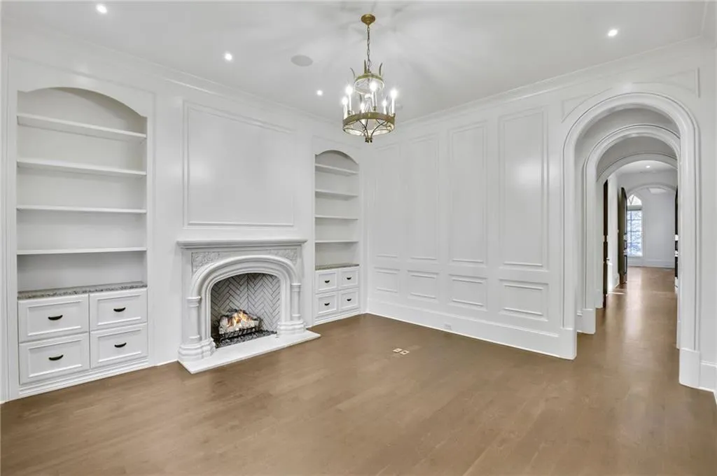 Home office with convenient built-ins Home office with convenient built-ins