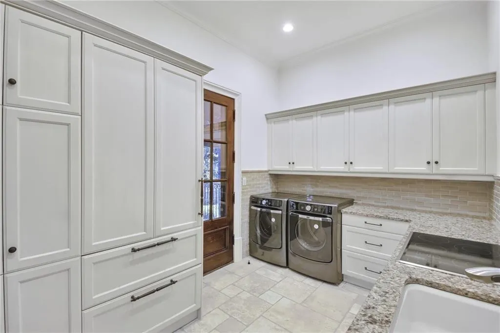 Extensive walk-in laundry room Extensive walk-in laundry room