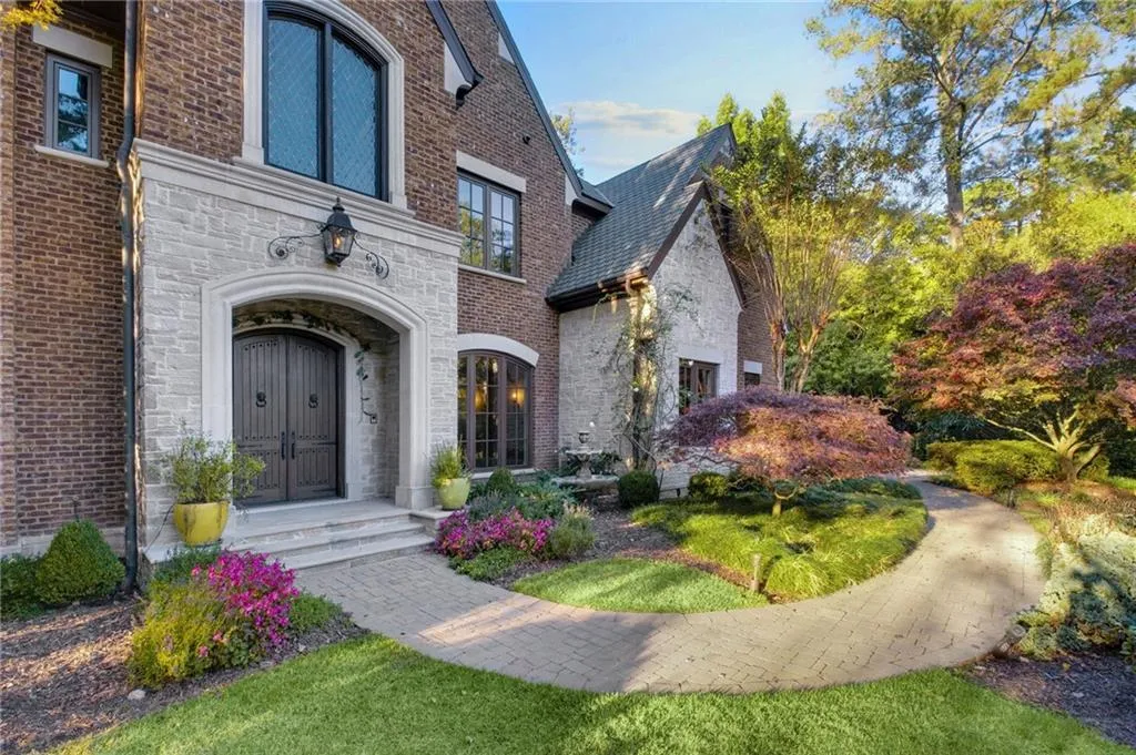 Welcoming entrance and level pathway Welcoming entrance and level pathway