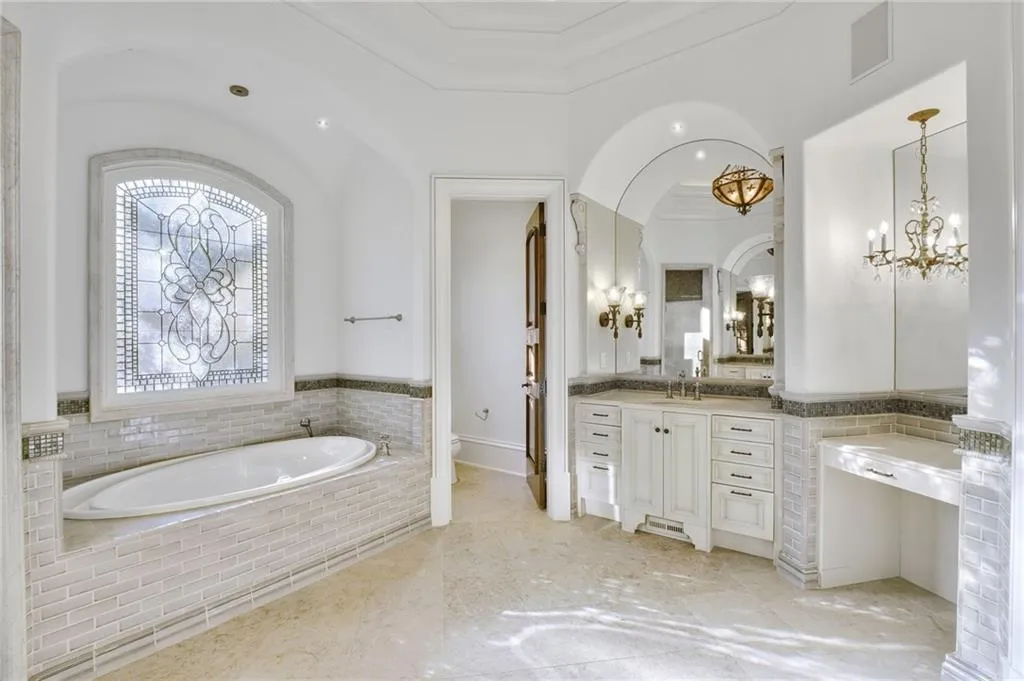 Separate, built-in vanity seating Separate, built-in vanity seating