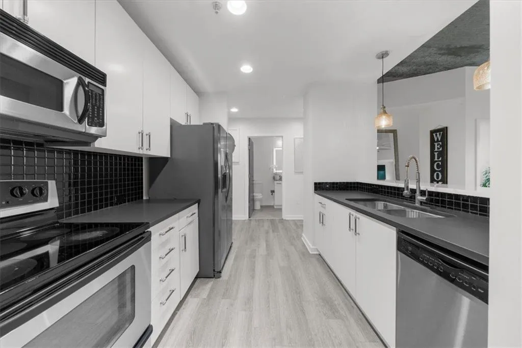 250 Pharr Road Ne Unit 413, Atlanta, Georgia 30305, 2 Bedrooms Bedrooms, ,2 BathroomsBathrooms,Residential,For Sale,250 Pharr Road Ne Unit 413,7630054