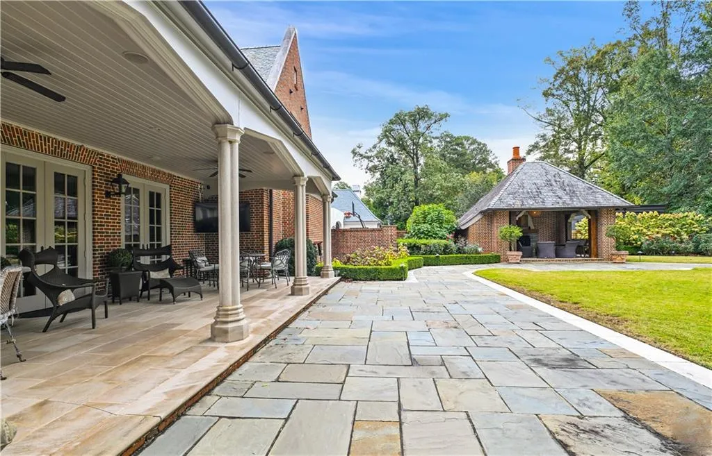 Covered backyard patio & dining space