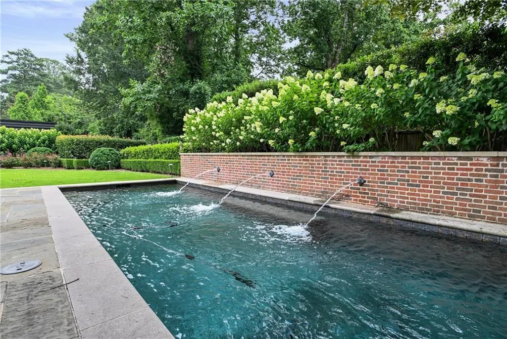 Rectangular swimming pool with integrated water features