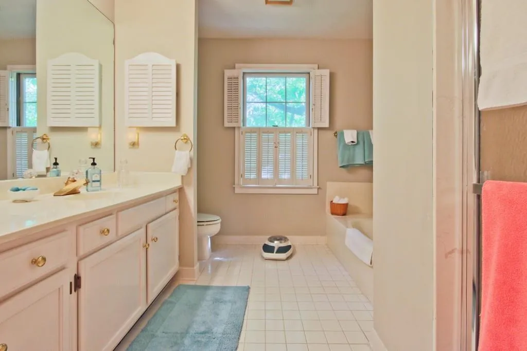 5640 River Oaks Place, Sandy Springs, Georgia 30327, 3 Bedrooms Bedrooms, ,2 BathroomsBathrooms,Residential,Sold,5640 River Oaks Place,5678716