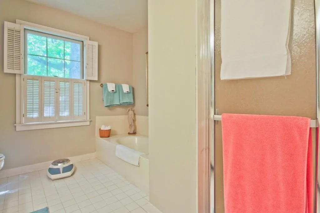 5640 River Oaks Place, Sandy Springs, Georgia 30327, 3 Bedrooms Bedrooms, ,2 BathroomsBathrooms,Residential,Sold,5640 River Oaks Place,5678716