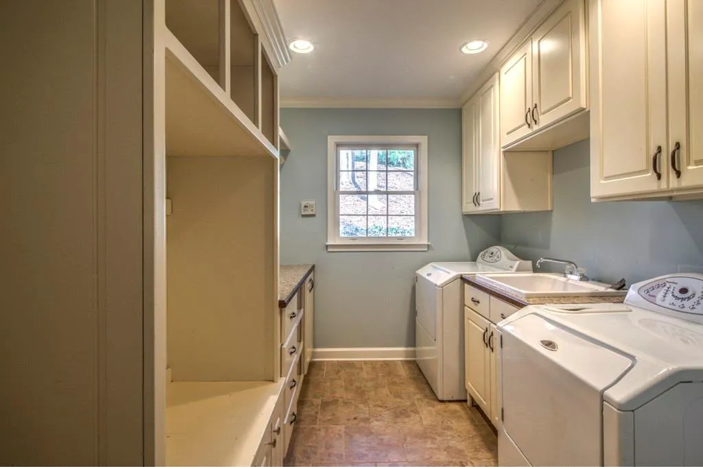 6320 Mountain Brook Lane, Sandy Springs, Georgia 30328, 4 Bedrooms Bedrooms, ,3 BathroomsBathrooms,Residential,Sold,6320 Mountain Brook Lane,5646282