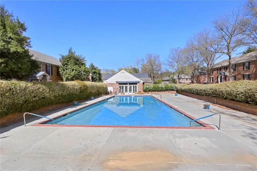 6700 Roswell Road Unit 17a, Sandy Springs, Georgia 30328, 2 Bedrooms Bedrooms, ,1 BathroomBathrooms,Residential,Sold,6700 Roswell Road Unit 17a,6527645