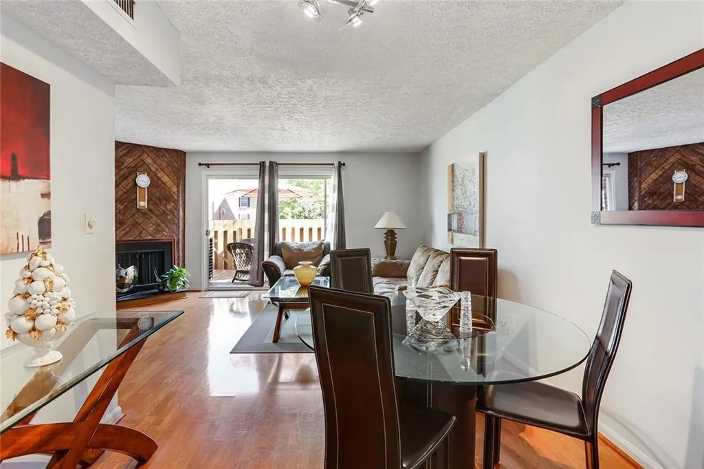 6700 Roswell Road Unit 17a, Sandy Springs, Georgia 30328, 2 Bedrooms Bedrooms, ,1 BathroomBathrooms,Residential,Sold,6700 Roswell Road Unit 17a,6527645