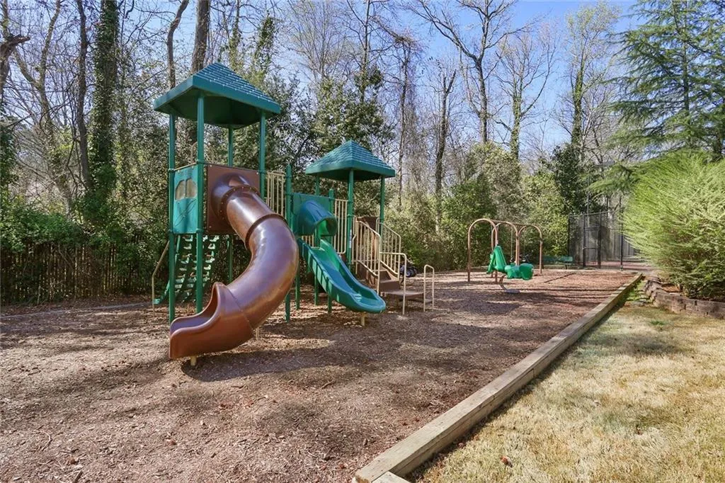 6700 Roswell Road Unit 17a, Sandy Springs, Georgia 30328, 2 Bedrooms Bedrooms, ,1 BathroomBathrooms,Residential,Sold,6700 Roswell Road Unit 17a,6527645