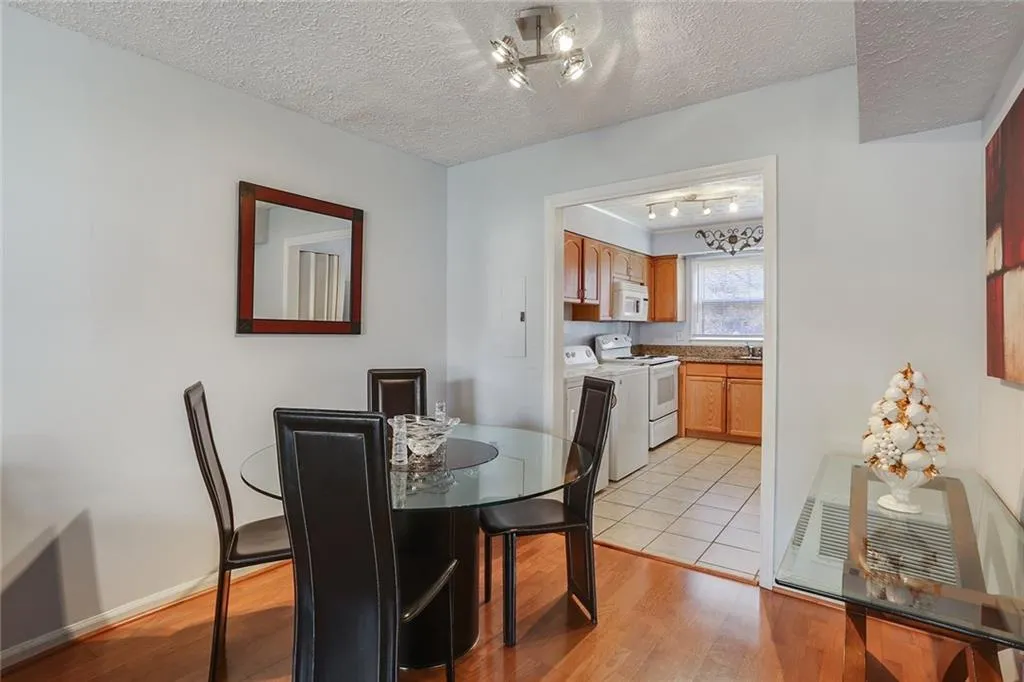 6700 Roswell Road Unit 17a, Sandy Springs, Georgia 30328, 2 Bedrooms Bedrooms, ,1 BathroomBathrooms,Residential,Sold,6700 Roswell Road Unit 17a,6527645