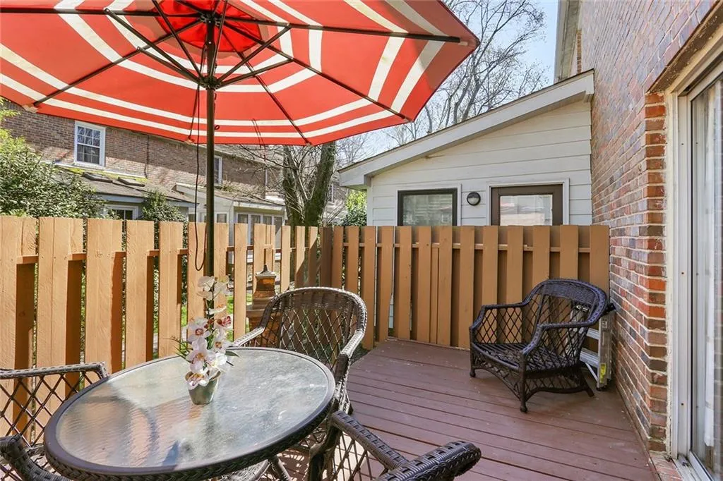 6700 Roswell Road Unit 17a, Sandy Springs, Georgia 30328, 2 Bedrooms Bedrooms, ,1 BathroomBathrooms,Residential,Sold,6700 Roswell Road Unit 17a,6527645