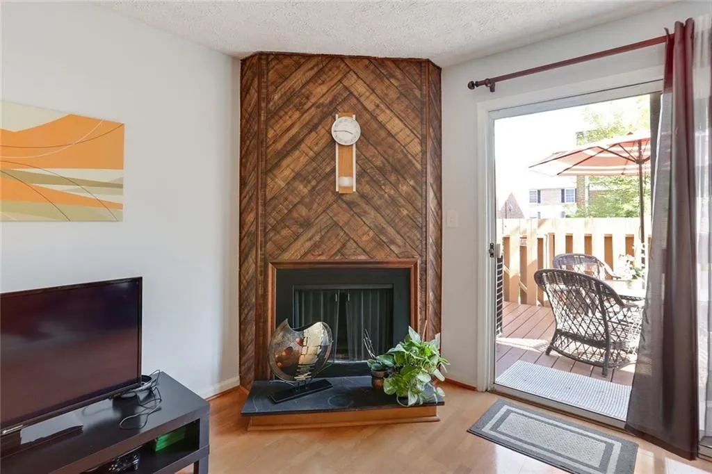 6700 Roswell Road Unit 17a, Sandy Springs, Georgia 30328, 2 Bedrooms Bedrooms, ,1 BathroomBathrooms,Residential,Sold,6700 Roswell Road Unit 17a,6527645