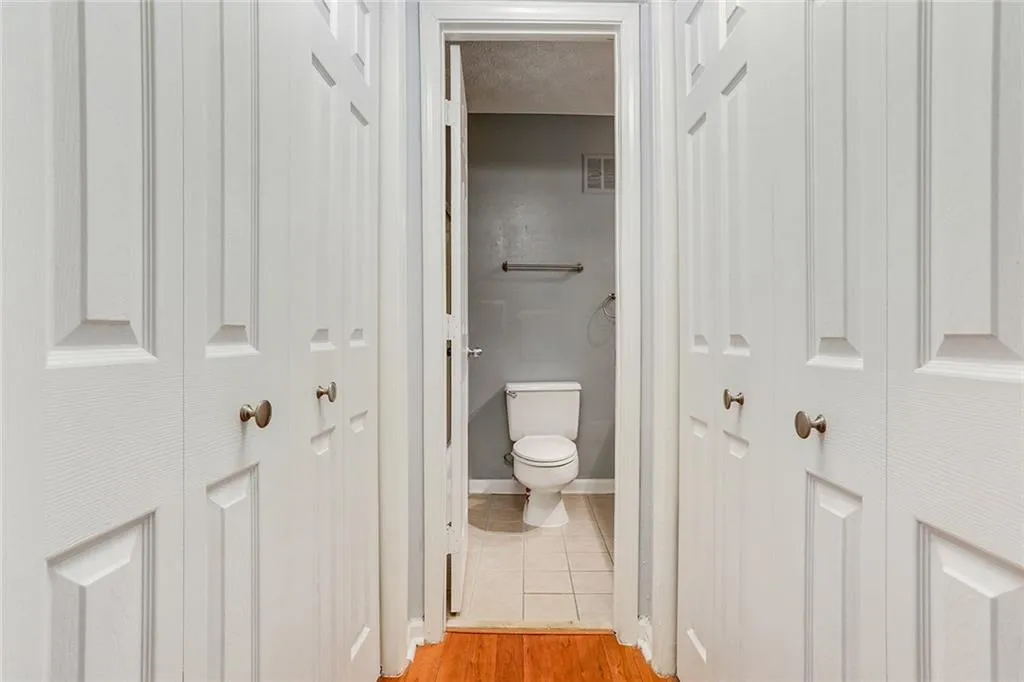 6700 Roswell Road Unit 17a, Sandy Springs, Georgia 30328, 2 Bedrooms Bedrooms, ,1 BathroomBathrooms,Residential,Sold,6700 Roswell Road Unit 17a,6527645