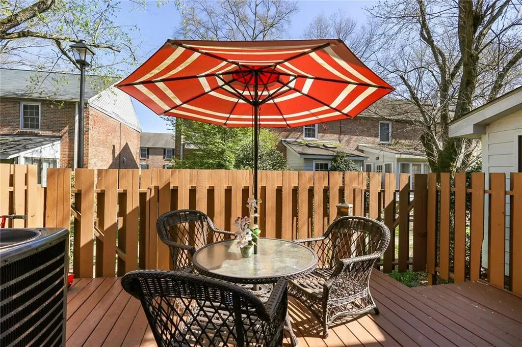 6700 Roswell Road Unit 17a, Sandy Springs, Georgia 30328, 2 Bedrooms Bedrooms, ,1 BathroomBathrooms,Residential,Sold,6700 Roswell Road Unit 17a,6527645