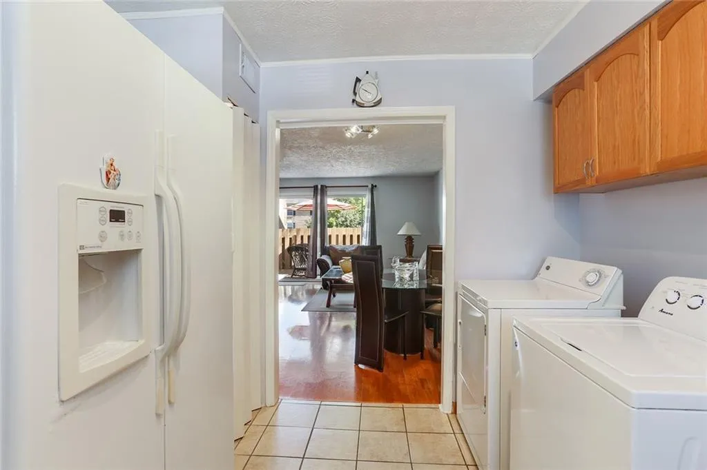 6700 Roswell Road Unit 17a, Sandy Springs, Georgia 30328, 2 Bedrooms Bedrooms, ,1 BathroomBathrooms,Residential,Sold,6700 Roswell Road Unit 17a,6527645