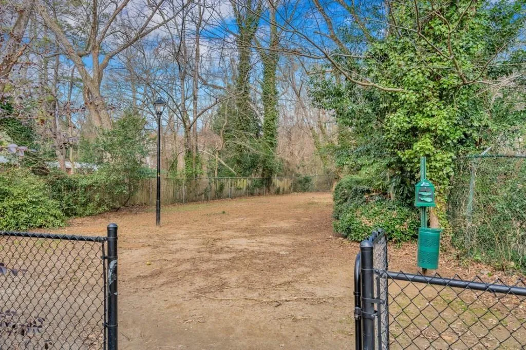 6700 Roswell Road Unit 17a, Sandy Springs, Georgia 30328, 2 Bedrooms Bedrooms, ,1 BathroomBathrooms,Residential,Sold,6700 Roswell Road Unit 17a,6527645
