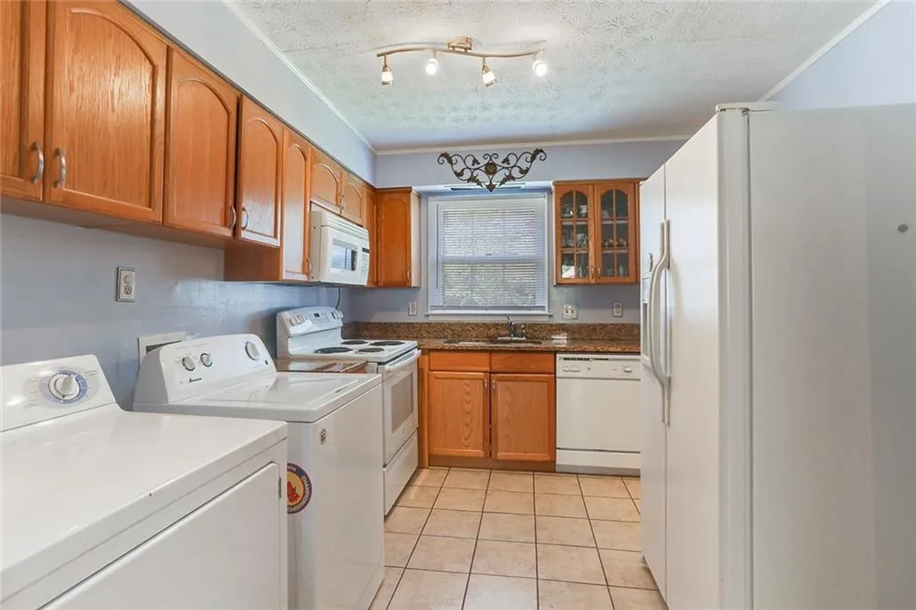 6700 Roswell Road Unit 17a, Sandy Springs, Georgia 30328, 2 Bedrooms Bedrooms, ,1 BathroomBathrooms,Residential,Sold,6700 Roswell Road Unit 17a,6527645