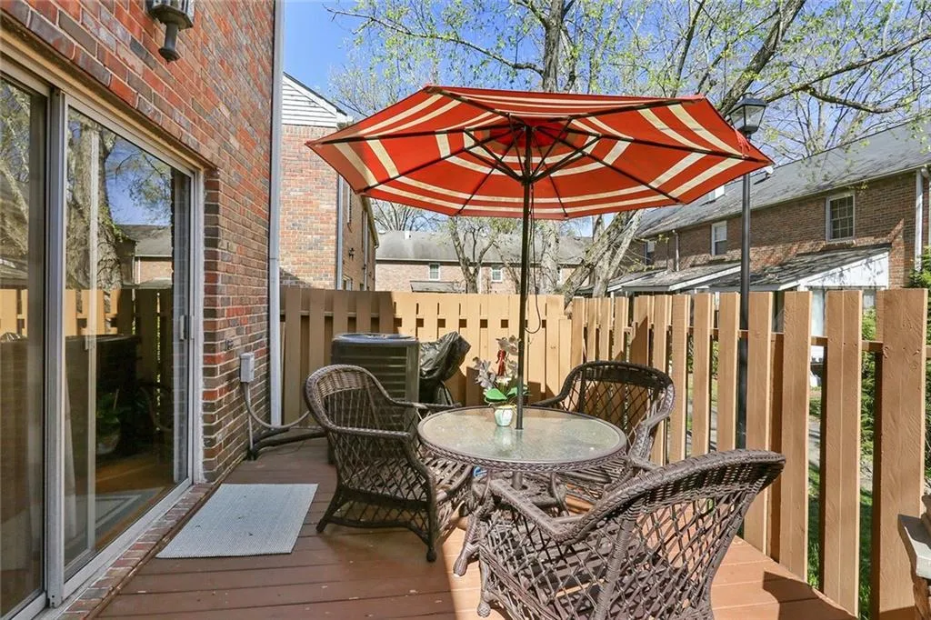 6700 Roswell Road Unit 17a, Sandy Springs, Georgia 30328, 2 Bedrooms Bedrooms, ,1 BathroomBathrooms,Residential,Sold,6700 Roswell Road Unit 17a,6527645