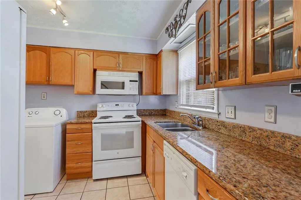6700 Roswell Road Unit 17a, Sandy Springs, Georgia 30328, 2 Bedrooms Bedrooms, ,1 BathroomBathrooms,Residential,Sold,6700 Roswell Road Unit 17a,6527645