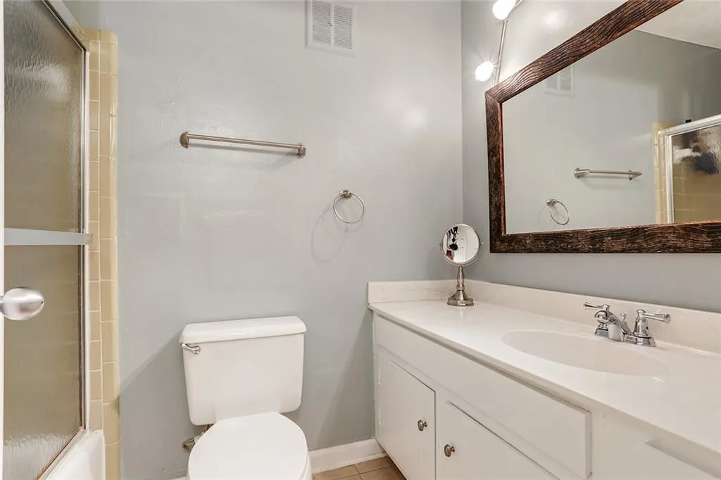 6700 Roswell Road Unit 17a, Sandy Springs, Georgia 30328, 2 Bedrooms Bedrooms, ,1 BathroomBathrooms,Residential,Sold,6700 Roswell Road Unit 17a,6527645
