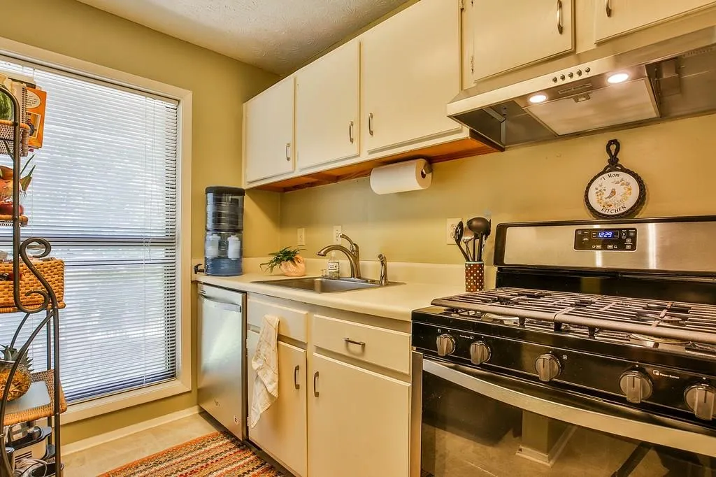 409 Woodcliff Drive, Sandy Springs, Georgia 30350, 2 Bedrooms Bedrooms, ,1 BathroomBathrooms,Residential,Sold,409 Woodcliff Drive,6009854