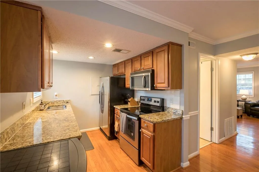 6900 Roswell Road Unit E2, Atlanta, Georgia 30328, 3 Bedrooms Bedrooms, ,2 BathroomsBathrooms,Residential,Sold,6900 Roswell Road Unit E2,5973531