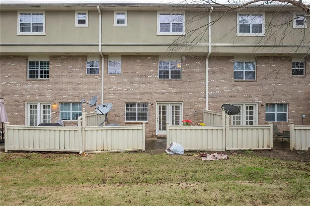 6900 Roswell Road Unit E2, Atlanta, Georgia 30328, 3 Bedrooms Bedrooms, ,2 BathroomsBathrooms,Residential,Sold,6900 Roswell Road Unit E2,5973531