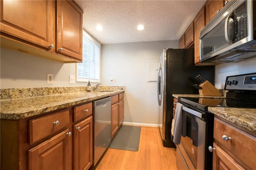 6900 Roswell Road Unit E2, Atlanta, Georgia 30328, 3 Bedrooms Bedrooms, ,2 BathroomsBathrooms,Residential,Sold,6900 Roswell Road Unit E2,5973531