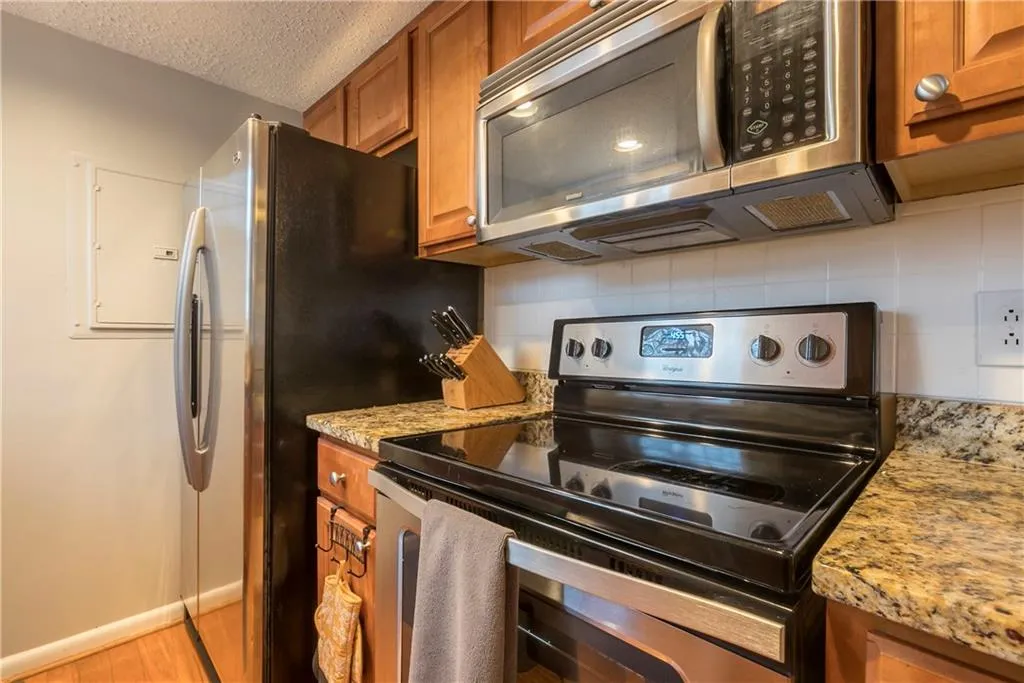 6900 Roswell Road Unit E2, Atlanta, Georgia 30328, 3 Bedrooms Bedrooms, ,2 BathroomsBathrooms,Residential,Sold,6900 Roswell Road Unit E2,5973531