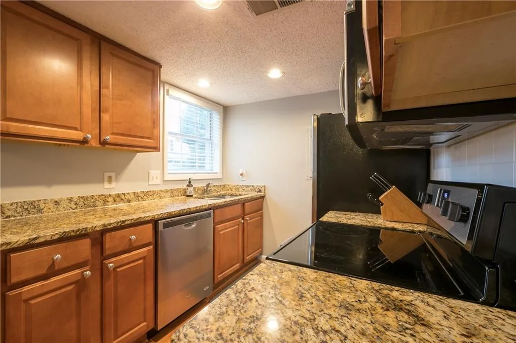 6900 Roswell Road Unit E2, Atlanta, Georgia 30328, 3 Bedrooms Bedrooms, ,2 BathroomsBathrooms,Residential,Sold,6900 Roswell Road Unit E2,5973531