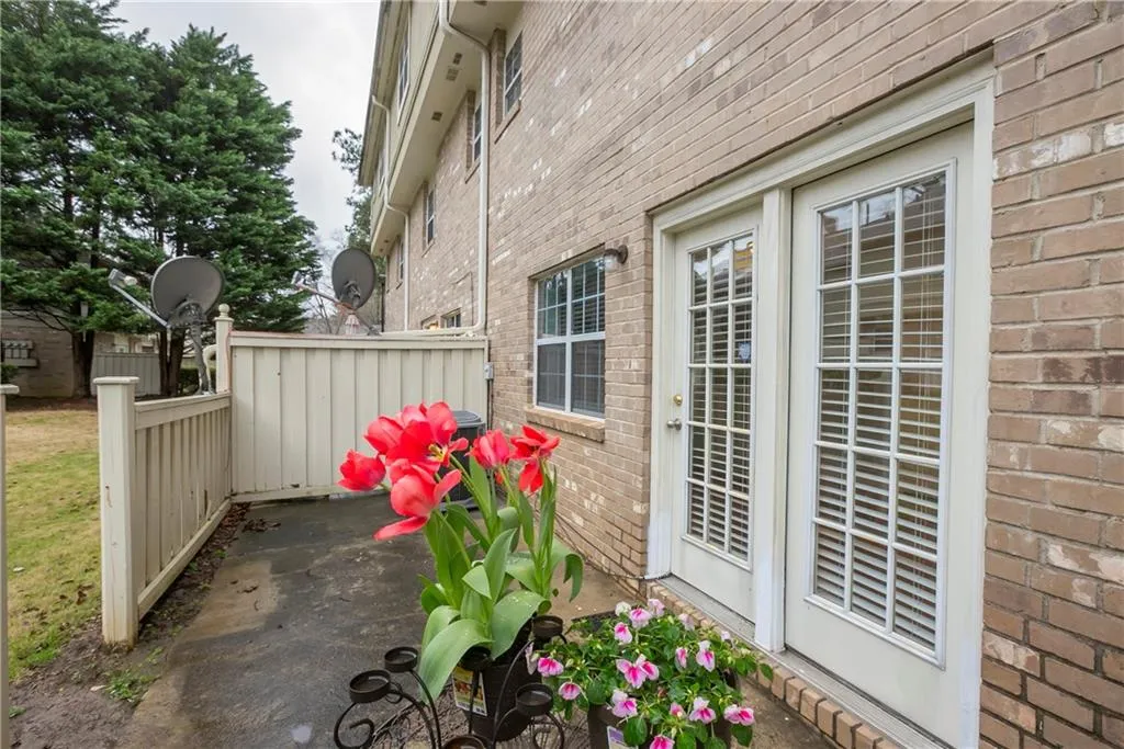 6900 Roswell Road Unit E2, Atlanta, Georgia 30328, 3 Bedrooms Bedrooms, ,2 BathroomsBathrooms,Residential,Sold,6900 Roswell Road Unit E2,5973531