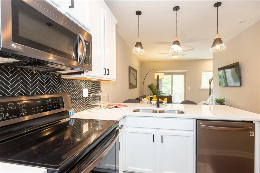 215 Semel Drive Nw Unit 448, Atlanta, Georgia 30309, 2 Bedrooms Bedrooms, ,2 BathroomsBathrooms,Residential,Sold,215 Semel Drive Nw Unit 448,6804235