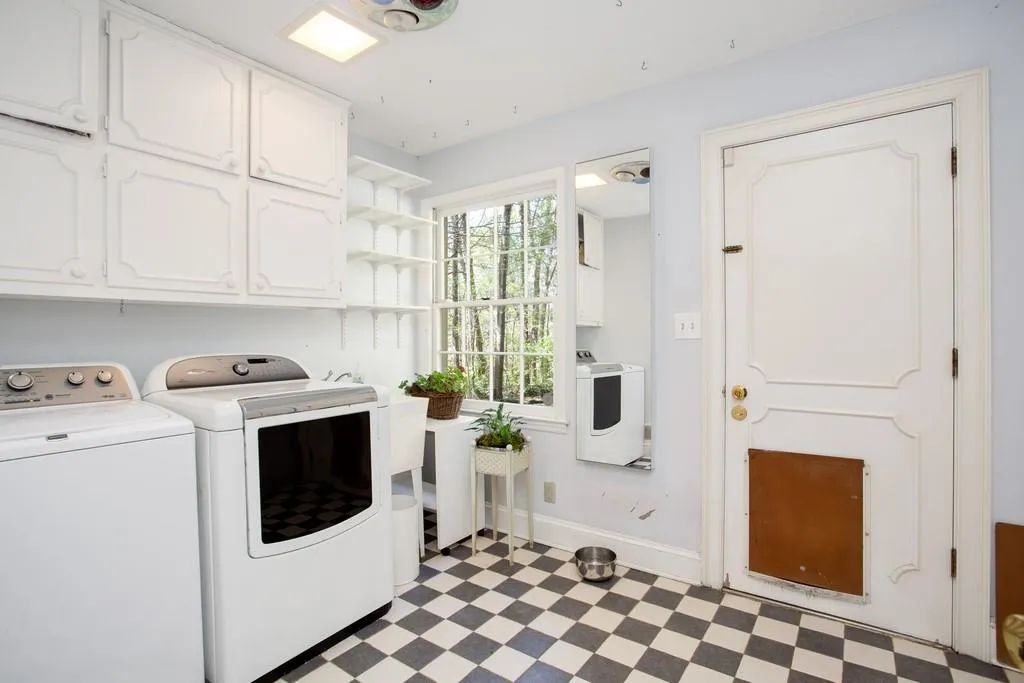 1890 Old Dominion Drive, Sandy Springs, Georgia 30350, 6 Bedrooms Bedrooms, ,3 BathroomsBathrooms,Residential,Sold,1890 Old Dominion Drive,6535458