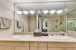 master bath with double vaniety