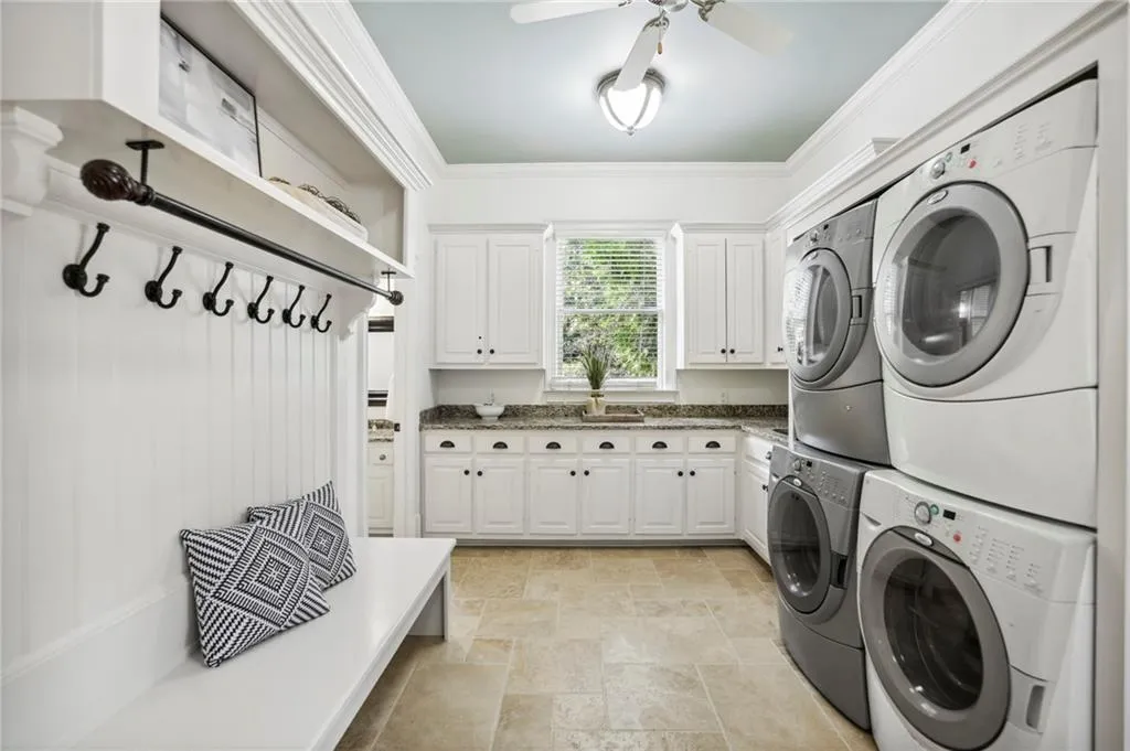 800 Marseilles Drive, Sandy Springs, Georgia 30327, 6 Bedrooms Bedrooms, ,5 BathroomsBathrooms,Residential,Sold,800 Marseilles Drive,7249296