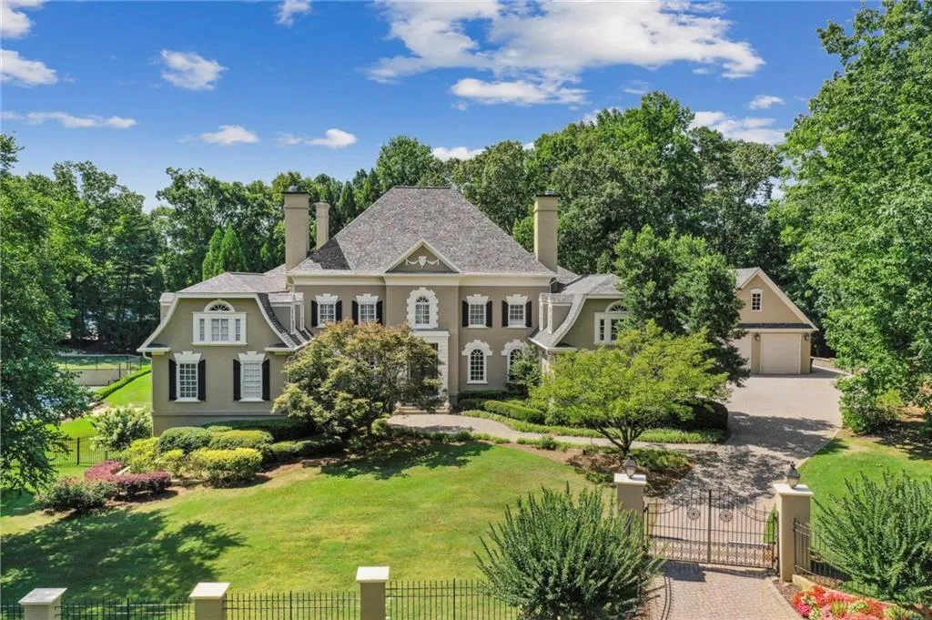 800 Marseilles Drive, Sandy Springs, Georgia 30327, 6 Bedrooms Bedrooms, ,5 BathroomsBathrooms,Residential,Sold,800 Marseilles Drive,7249296