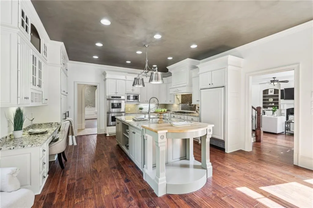 800 Marseilles Drive, Sandy Springs, Georgia 30327, 6 Bedrooms Bedrooms, ,5 BathroomsBathrooms,Residential,Sold,800 Marseilles Drive,7249296