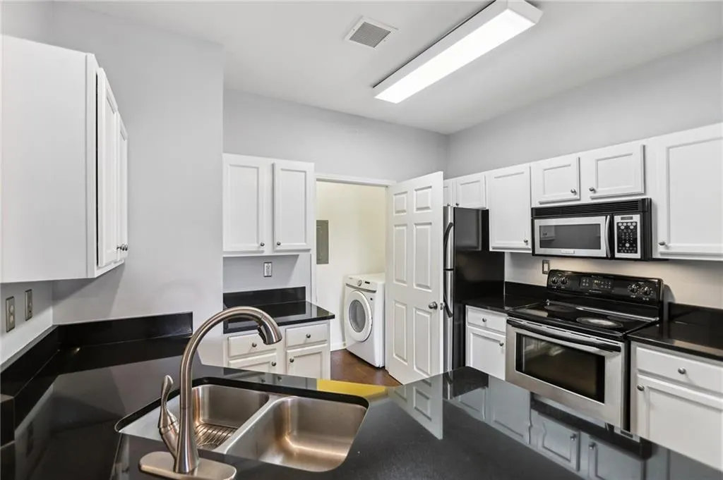 5641 Roswell Road Unit 201, Atlanta, Georgia 30342, 1 Bedroom Bedrooms, ,1 BathroomBathrooms,Residential,For Sale,5641 Roswell Road Unit 201,7704355