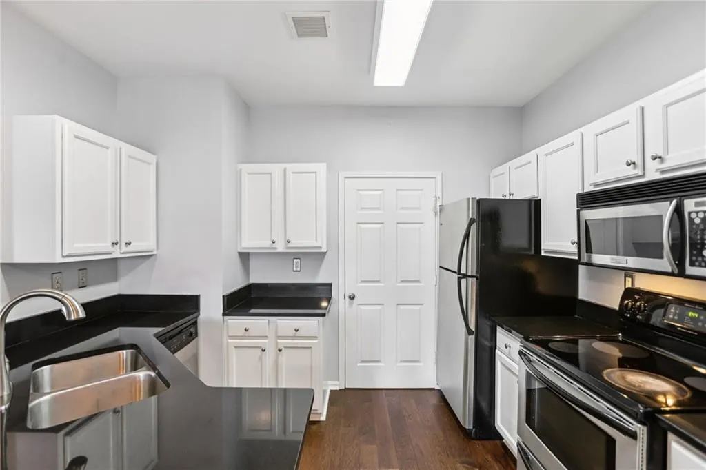 5641 Roswell Road Unit 201, Atlanta, Georgia 30342, 1 Bedroom Bedrooms, ,1 BathroomBathrooms,Residential,For Sale,5641 Roswell Road Unit 201,7704355