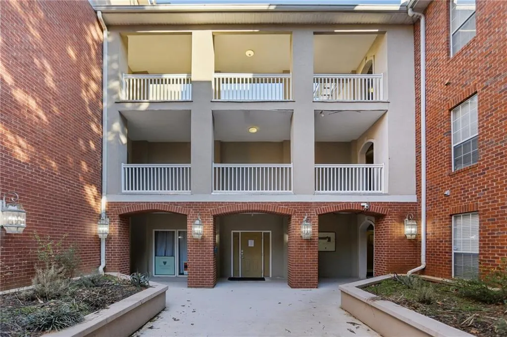 5641 Roswell Road Unit 201, Atlanta, Georgia 30342, 1 Bedroom Bedrooms, ,1 BathroomBathrooms,Residential,For Sale,5641 Roswell Road Unit 201,7704355