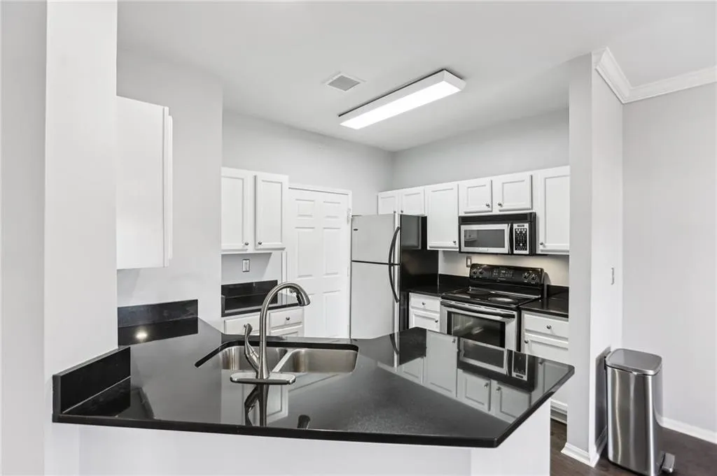 5641 Roswell Road Unit 201, Atlanta, Georgia 30342, 1 Bedroom Bedrooms, ,1 BathroomBathrooms,Residential,For Sale,5641 Roswell Road Unit 201,7704355