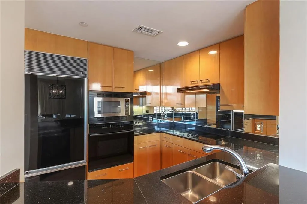 700 Park Regency Place Ne Unit 706, Atlanta, Georgia 30326, 2 Bedrooms Bedrooms, ,2 BathroomsBathrooms,Residential,Sold,700 Park Regency Place Ne Unit 706,6520855