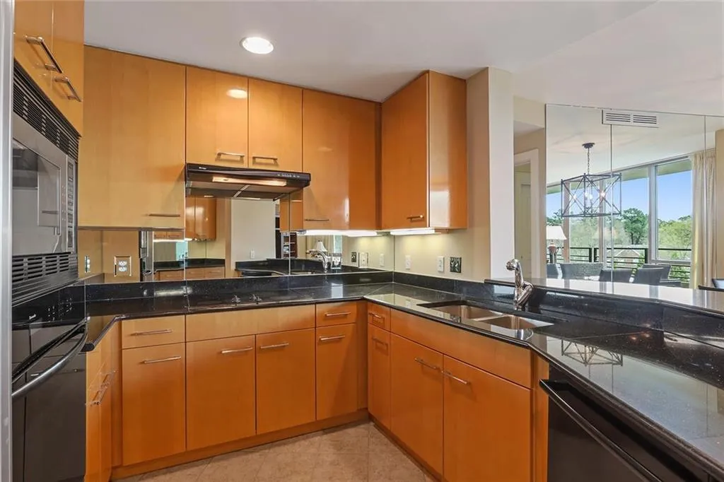 700 Park Regency Place Ne Unit 706, Atlanta, Georgia 30326, 2 Bedrooms Bedrooms, ,2 BathroomsBathrooms,Residential,Sold,700 Park Regency Place Ne Unit 706,6520855