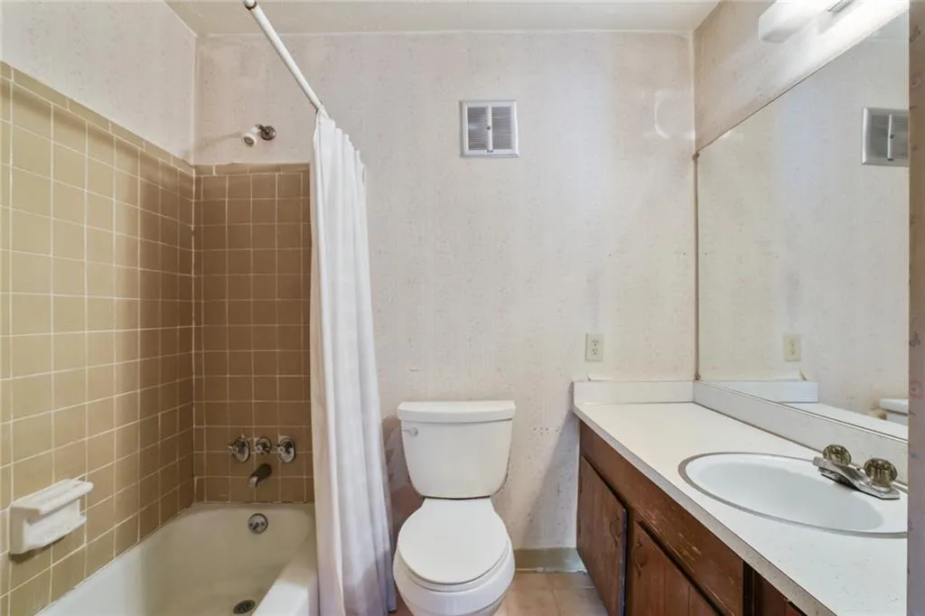 6700 Roswell Road Unit 11b, Atlanta, Georgia 30328, 3 Bedrooms Bedrooms, ,2 BathroomsBathrooms,Residential,Sold,6700 Roswell Road Unit 11b,7524897