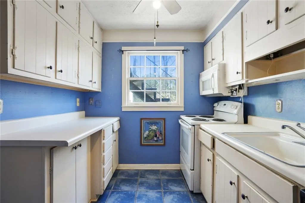 6700 Roswell Road Unit 11b, Atlanta, Georgia 30328, 3 Bedrooms Bedrooms, ,2 BathroomsBathrooms,Residential,Sold,6700 Roswell Road Unit 11b,7524897