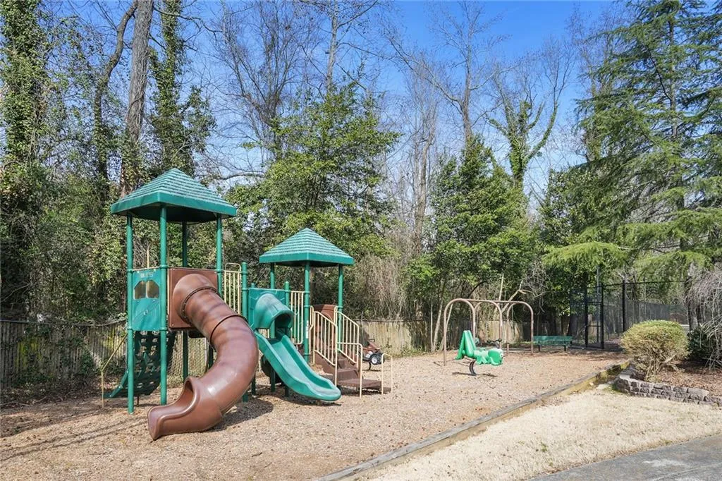 6700 Roswell Road Unit 11b, Atlanta, Georgia 30328, 3 Bedrooms Bedrooms, ,2 BathroomsBathrooms,Residential,Sold,6700 Roswell Road Unit 11b,7524897